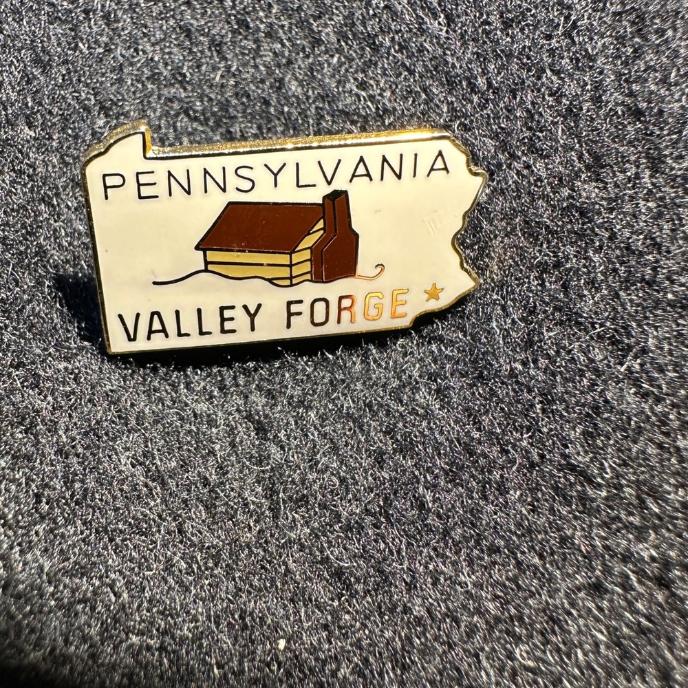 Pennsylvania Valley Forge State Shape Enamel Pin Gold Tone Souvenir Log Cabin